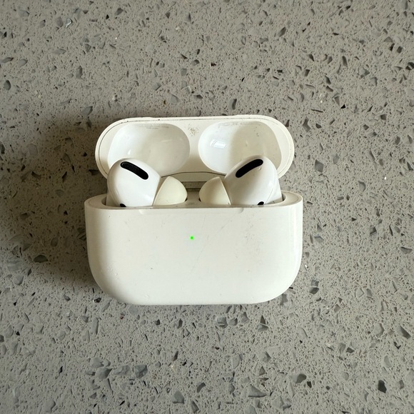 Apple AirPods Pro with Charging Case - Picture 6 of 6